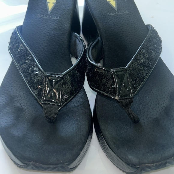Volatile wedge flip flops in a size 9 black. - Picture 1 of 5
